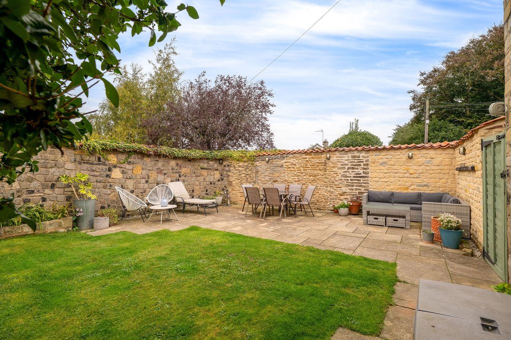Property photo 2 of 31
