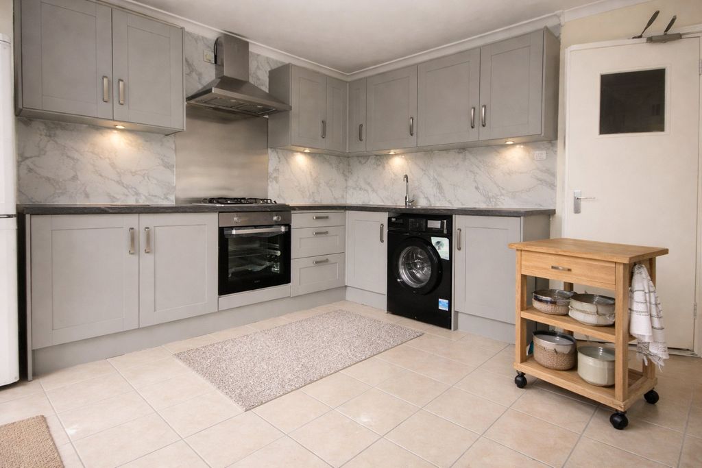 Property photo 3 of 12 Kitchen