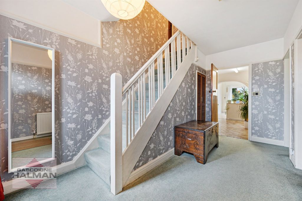 Property photo 2 of 27 Entrance Hall