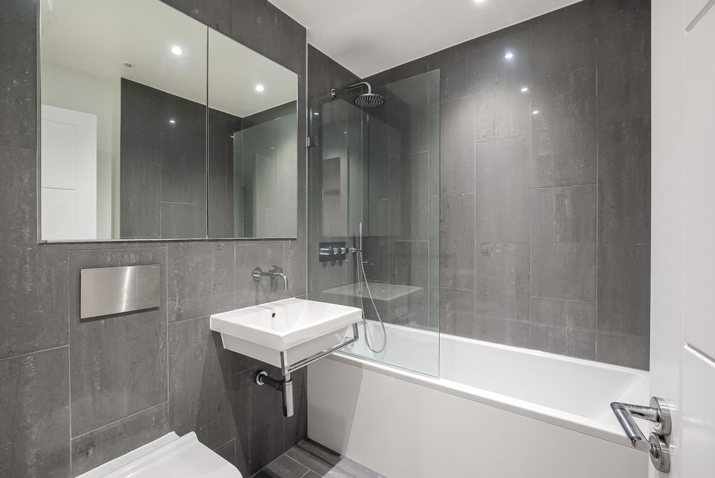 Property photo 2 of 10 Bathroom