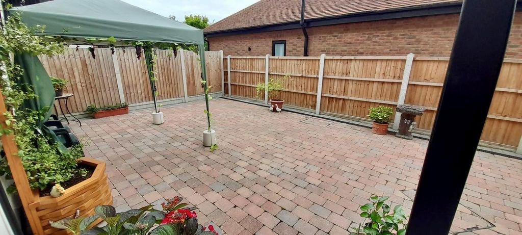 Property photo 3 of 11 Garden 2.Jpg