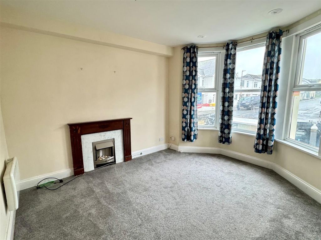 Property photo 2 of 5 Flat 1, 13 Edgcumbe Avenue Lounge