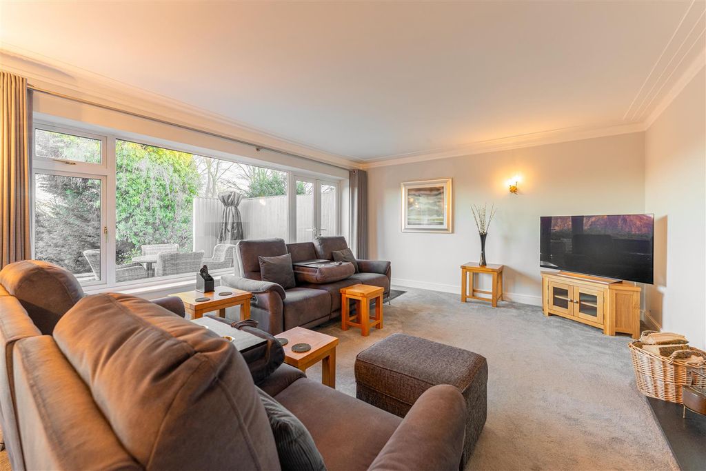 Property photo 3 of 40 Stoneleigh Close - By Visually Rich 00047-Hdr.Jpg