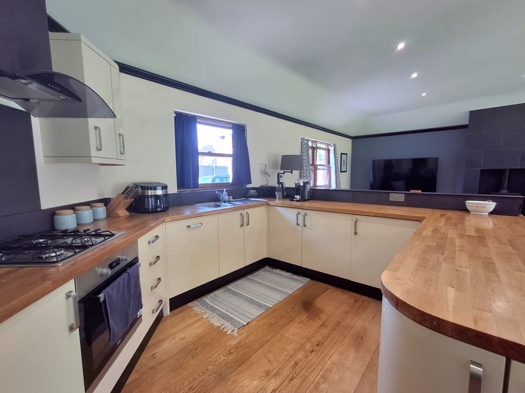 Property photo 3 of 11 Kitchen