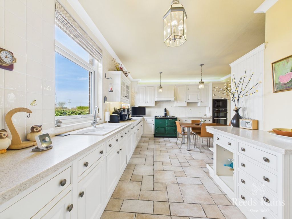 Property photo 3 of 49 Breakfast Kitchen