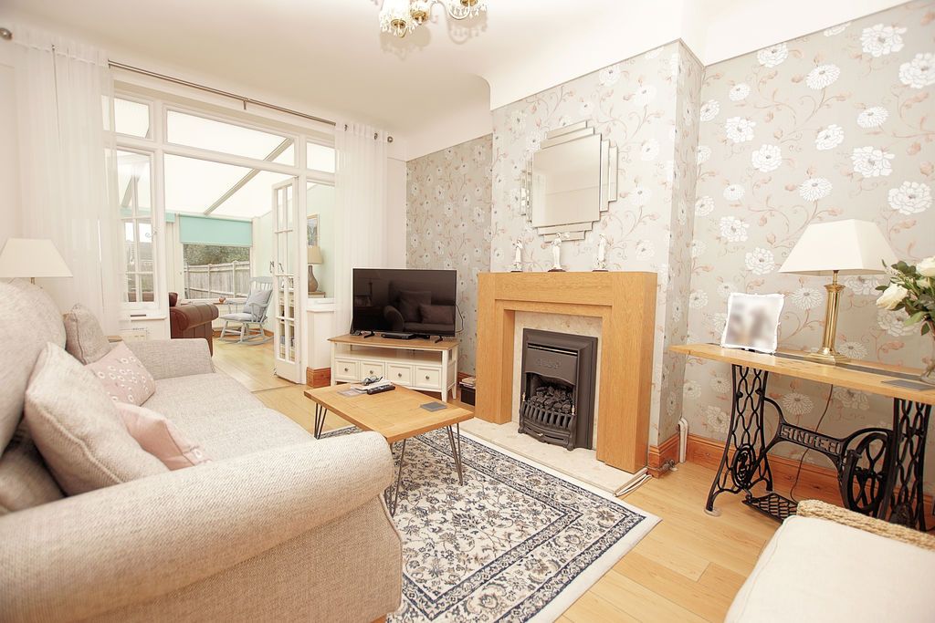 Property photo 2 of 15 Lounge