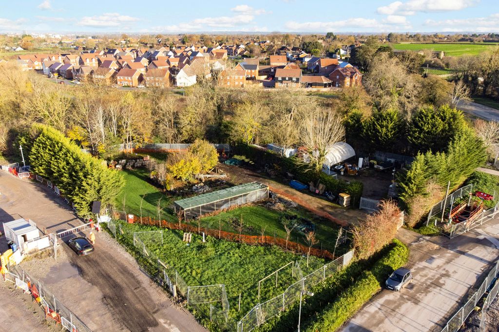 Property photo 3 of 11 100535_Storage Yard At Old Risborough Road3.Jpg