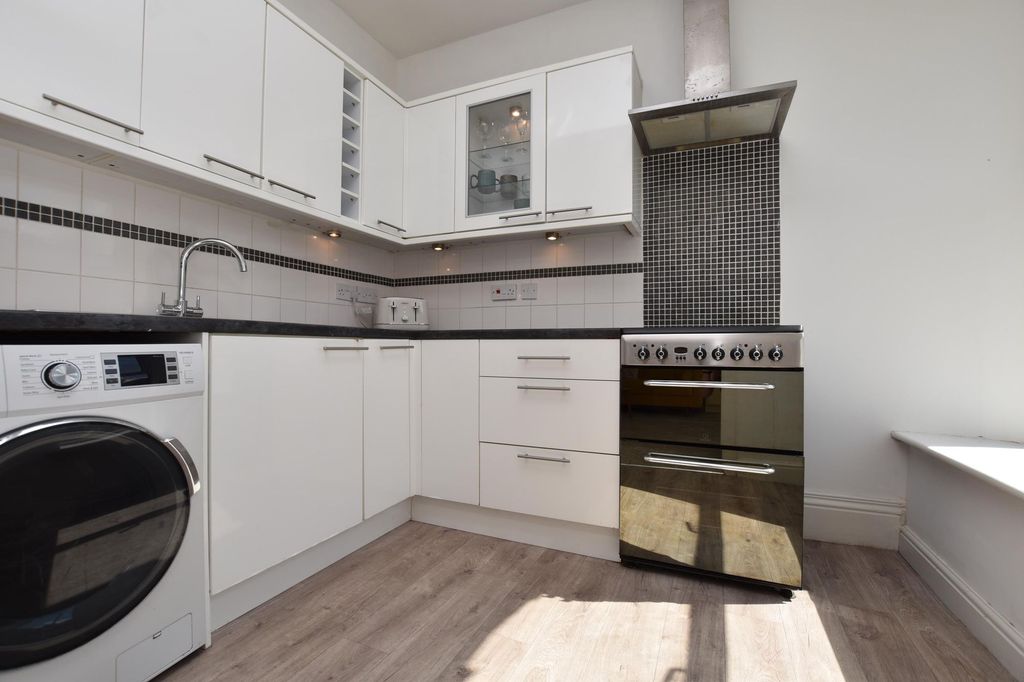 Property photo 3 of 17 Kitchen