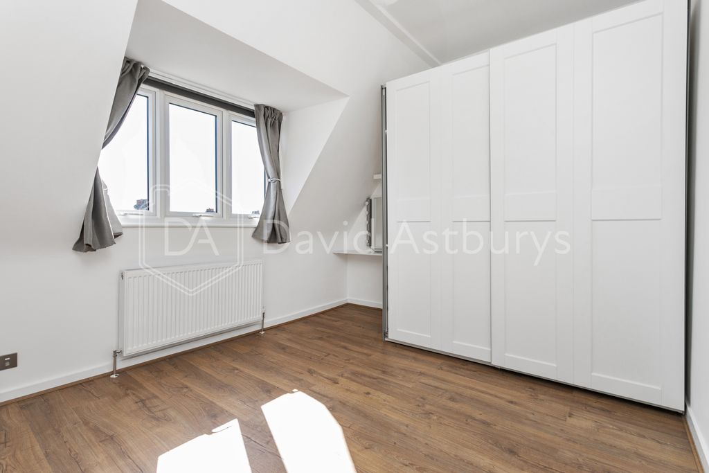 Property photo 2 of 5 250720249_Dahstdl_36B Eastern Road _N2 9La_013