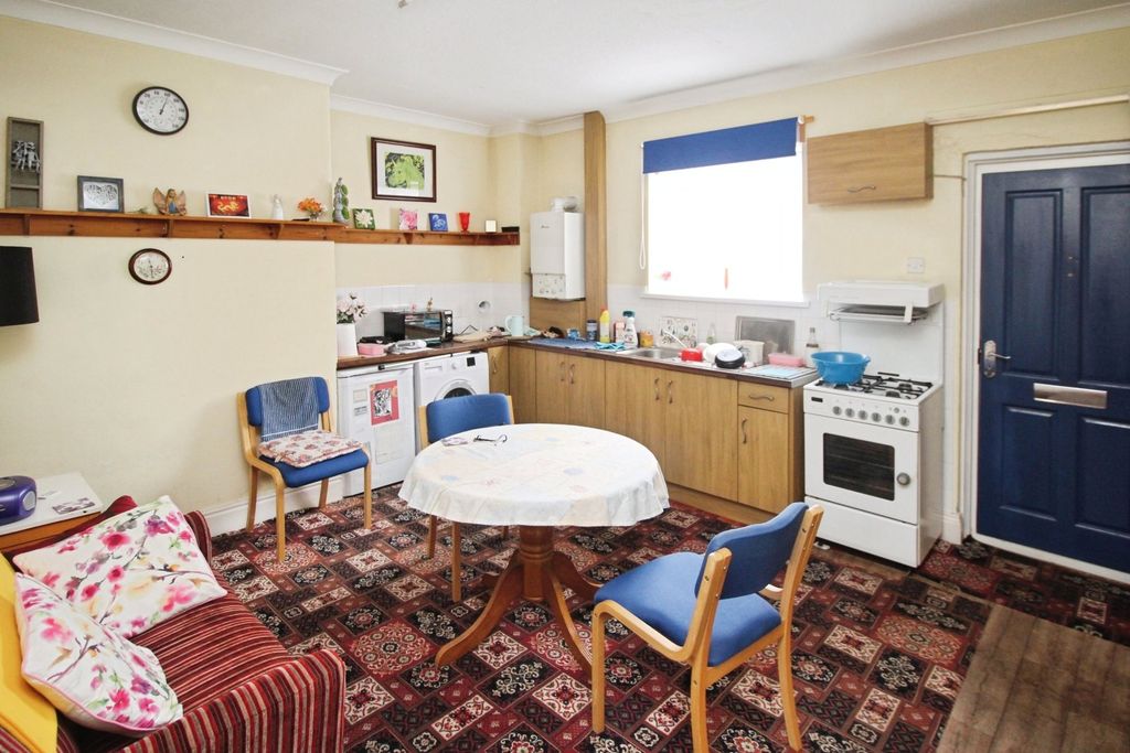 Property photo 3 of 12 Kitchen