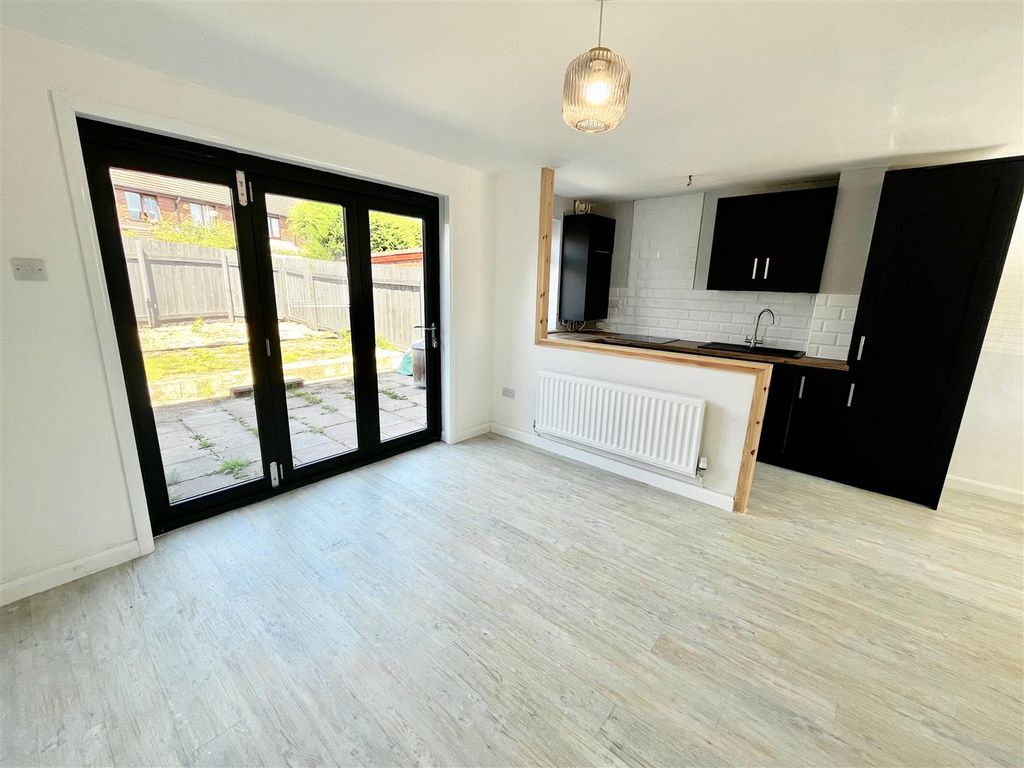 Property photo 3 of 7 Lounge/Kitchen