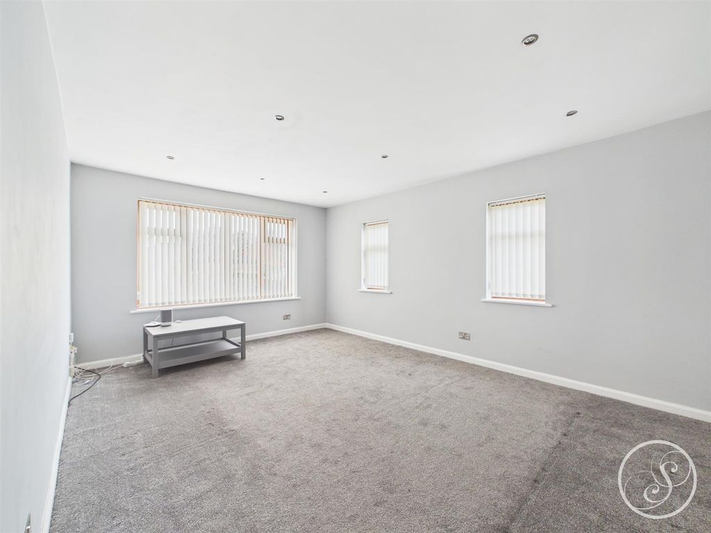 Property photo 3 of 21 Lounge