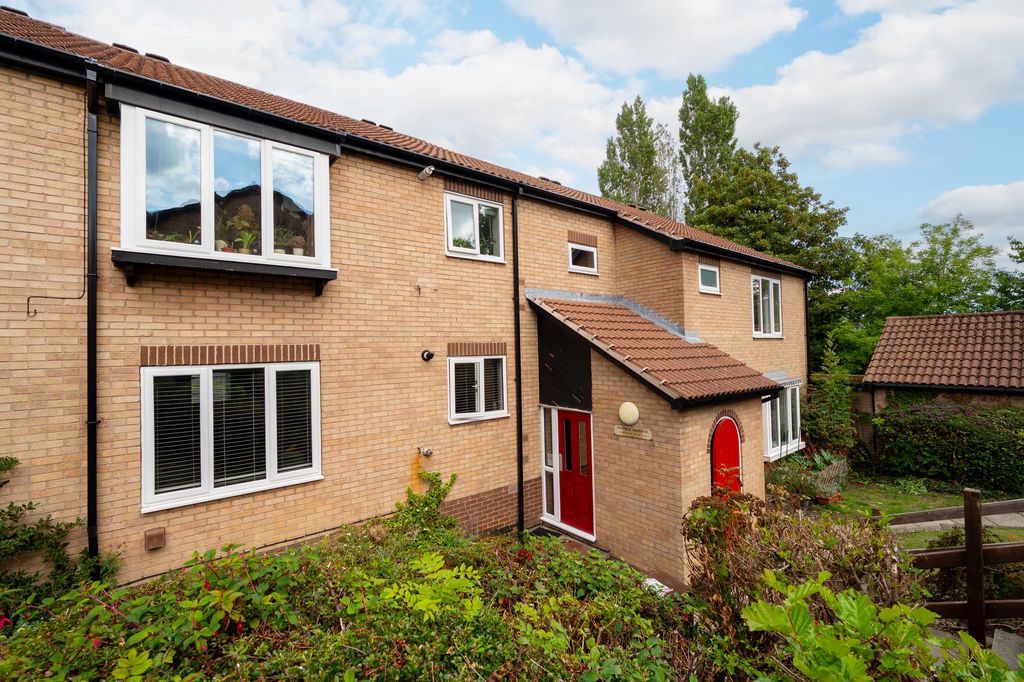 Property photo 1 of 18 Ryefield Gardens