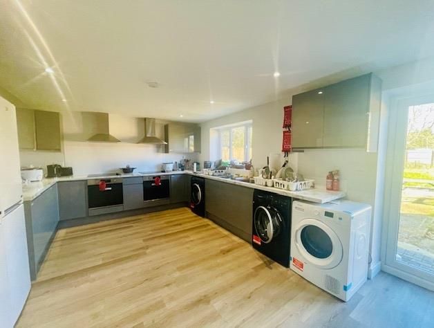 Property photo 3 of 11 Kitchen