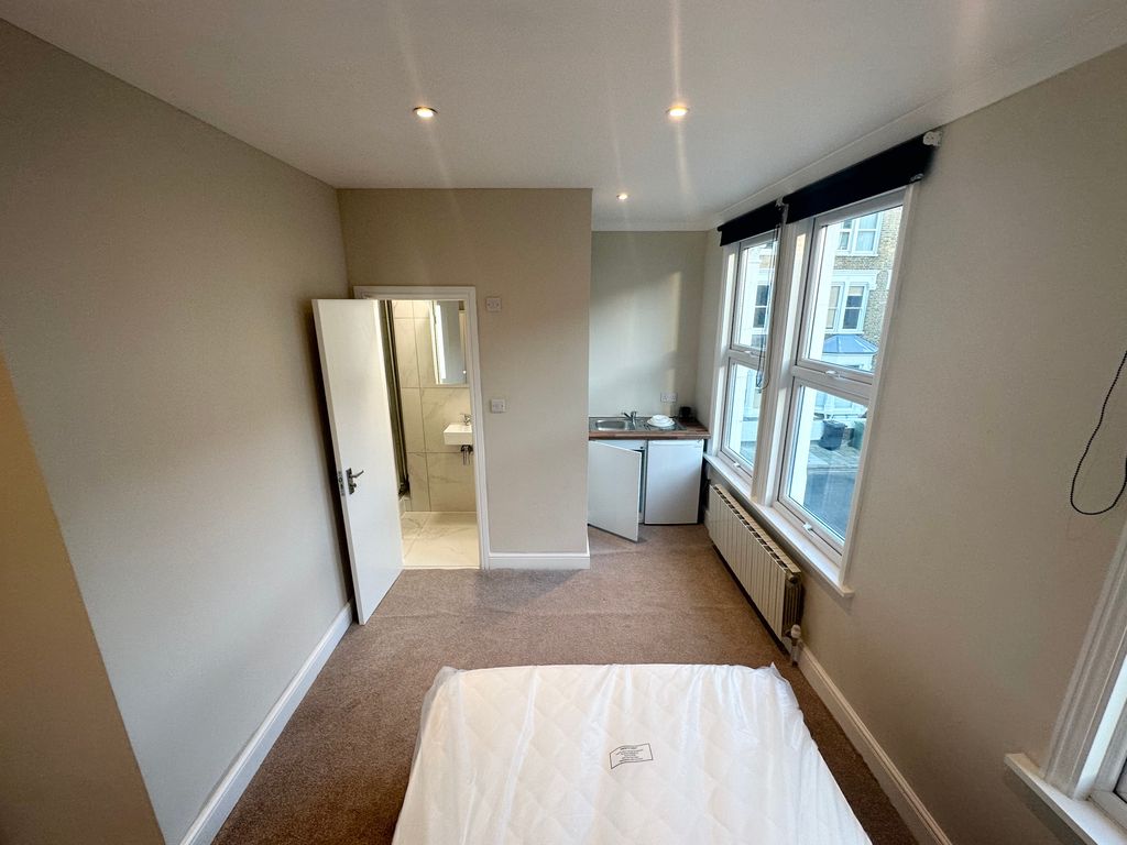 Property photo 3 of 8 Studio