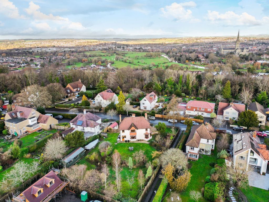 Property photo 2 of 31