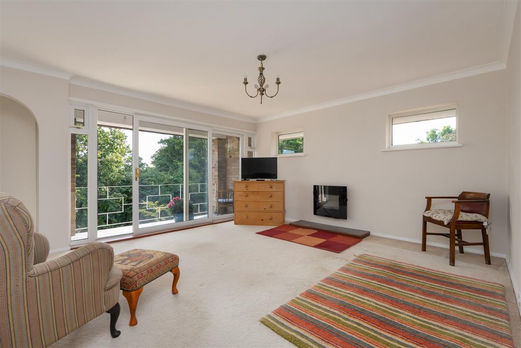 Property photo 3 of 18 Cypress Close, Whitstable