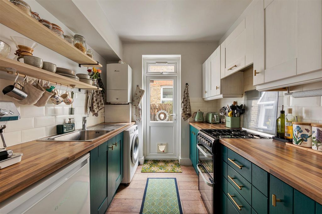 Property photo 3 of 26 Warner Road, E17