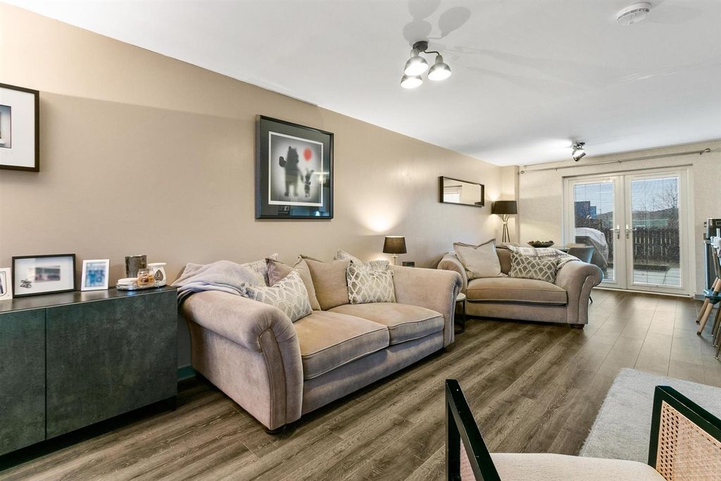 Property photo 2 of 25