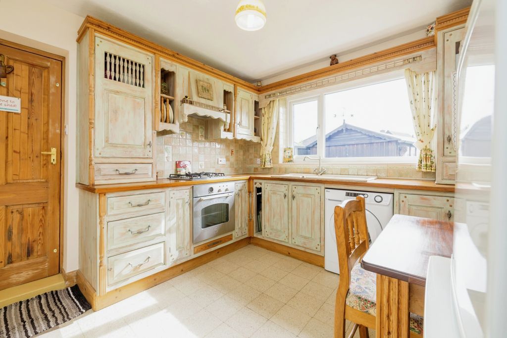Property photo 3 of 9 Breakfast Kitchen