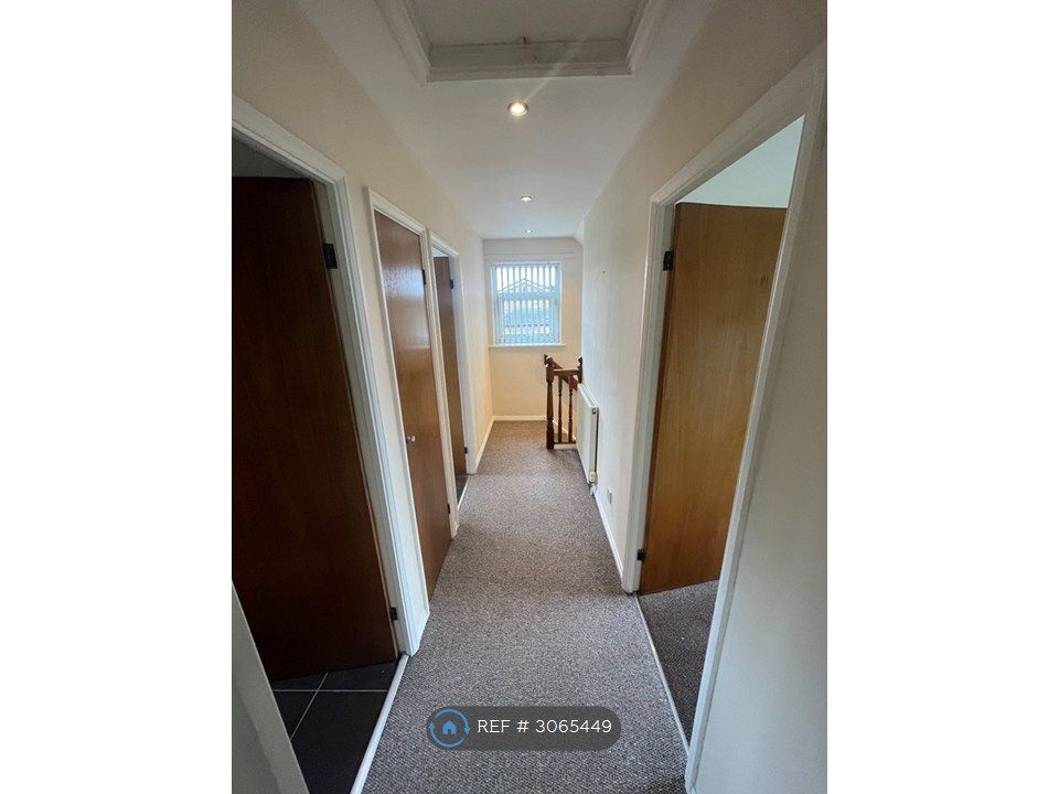 Property photo 2 of 9 Hallway
