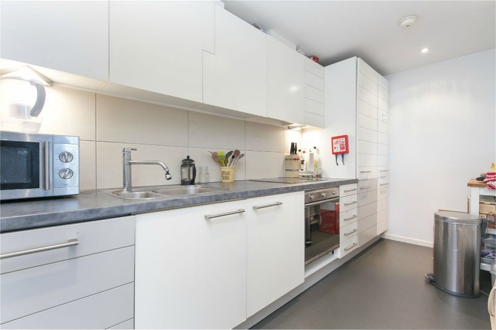 Property photo 3 of 9 Kitchen