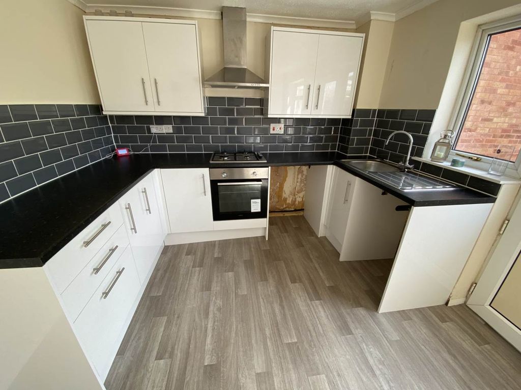 Property photo 3 of 12 Kitchen