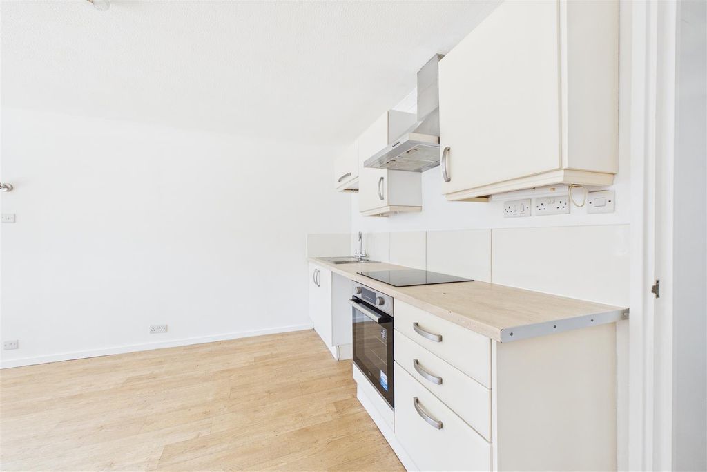 Property photo 3 of 16 Cam04234G0-Pr0413-Still023.Jpg