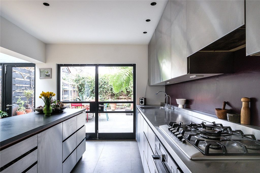 Property photo 2 of 34 Picture No. 12