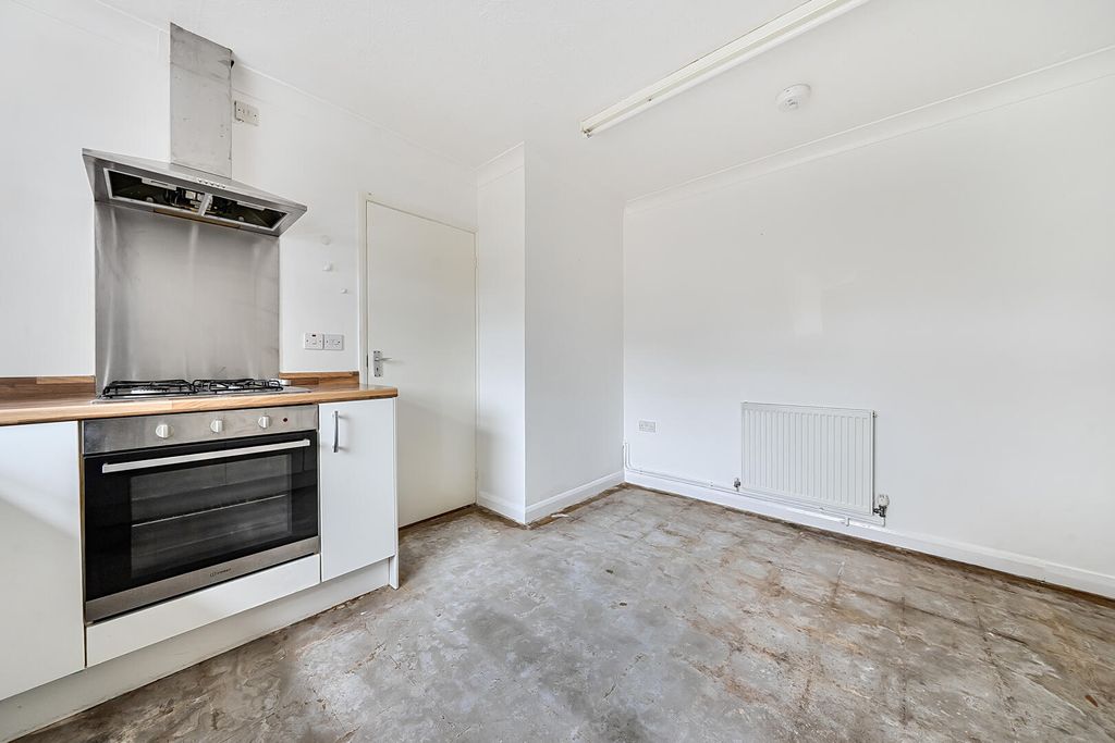 Property photo 3 of 18 Kitchen
