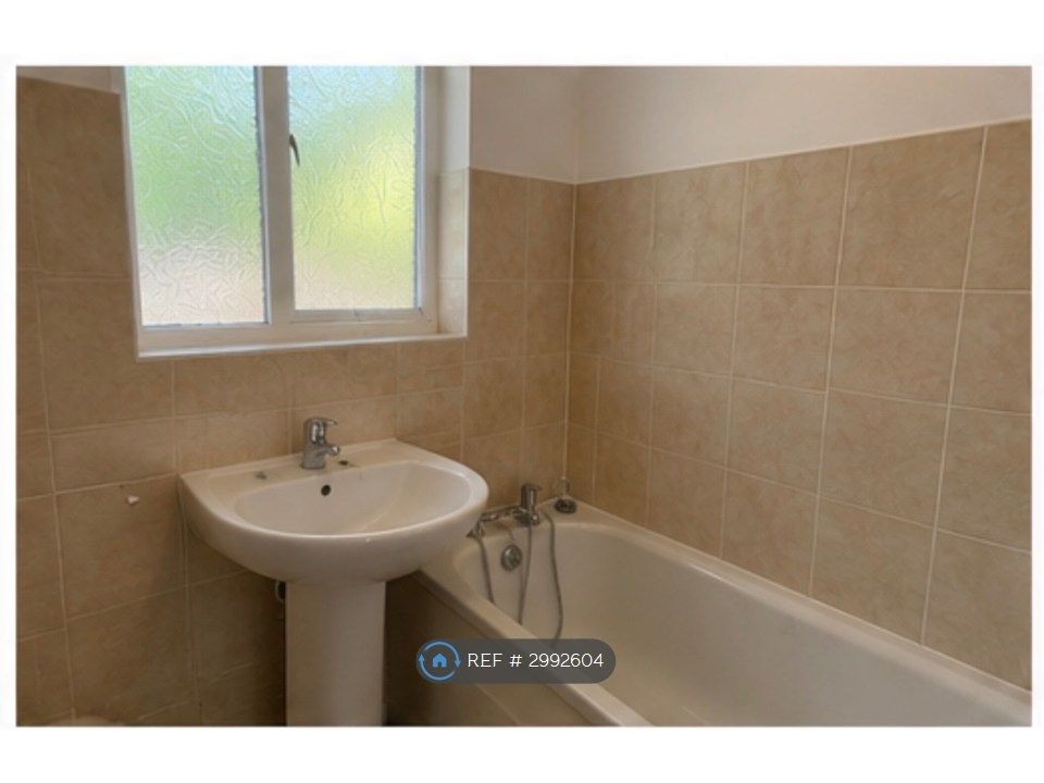Property photo 2 of 12 Bathroom & Toilet