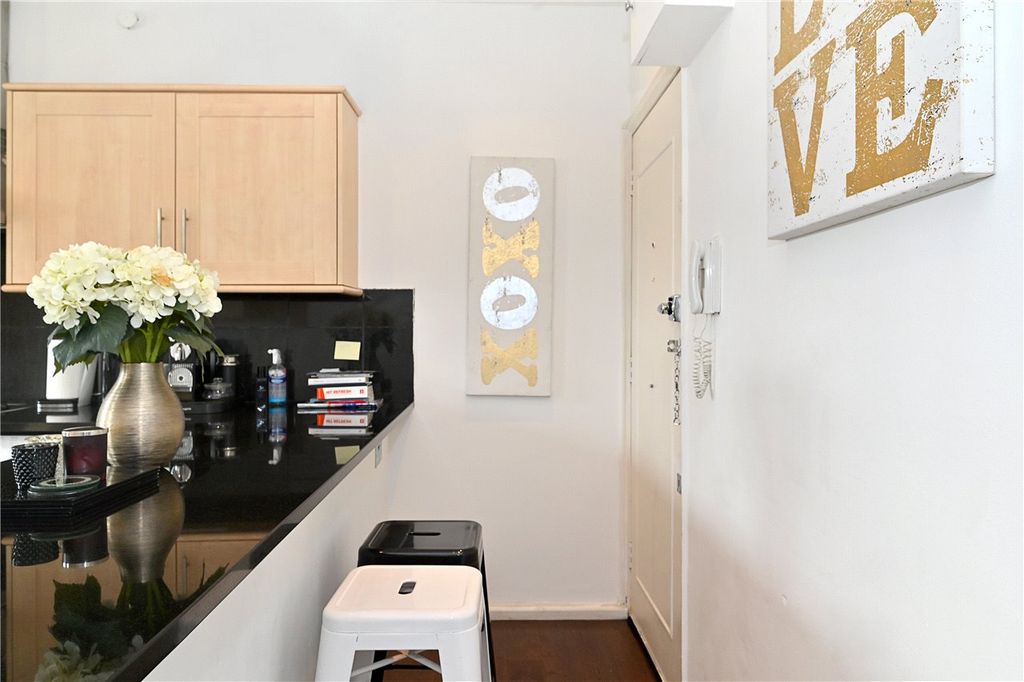 Property photo 3 of 10 Kitchen