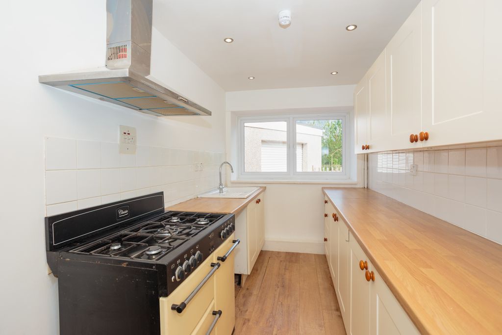 Property photo 3 of 25 Kitchen