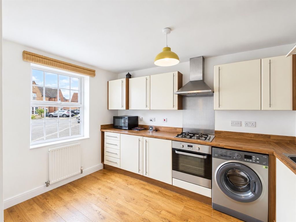 Property photo 3 of 10 Kitchen