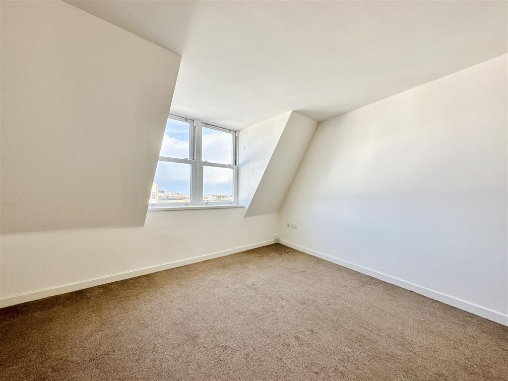 Property photo 3 of 12 Lounge.Jpg