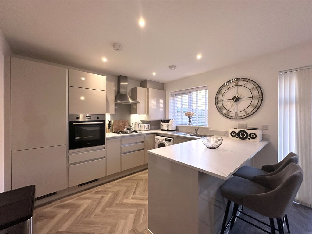 Property photo 3 of 21 Kitchen/Dining