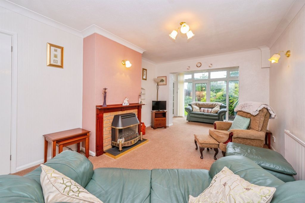 Property photo 3 of 16 Lounge