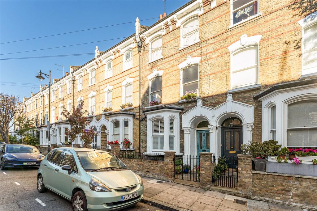 Property photo 1 of 32 Crossley Street, N7