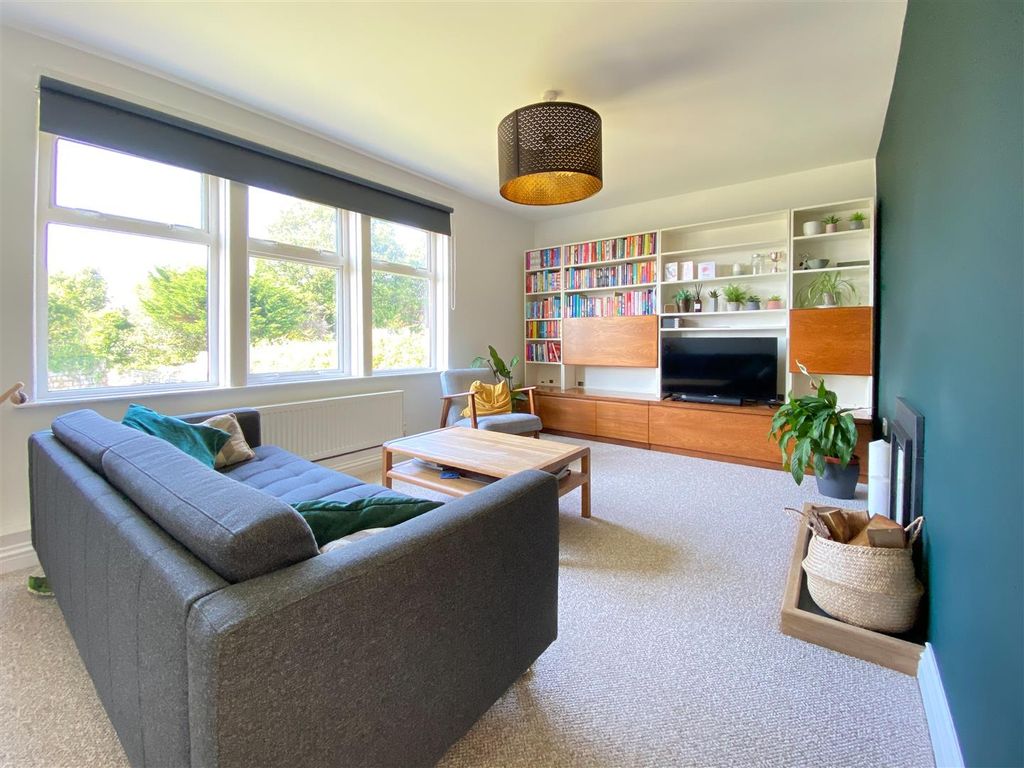 Property photo 2 of 27