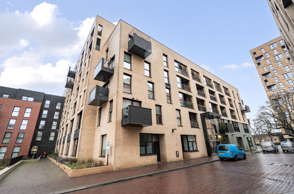 Property photo 1 of 15 1403305-2-697A576...