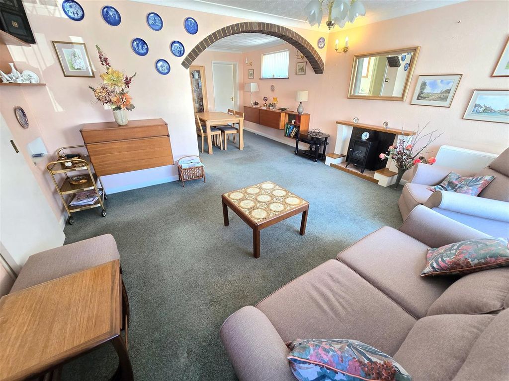 Property photo 3 of 13 Lounge/Diner
