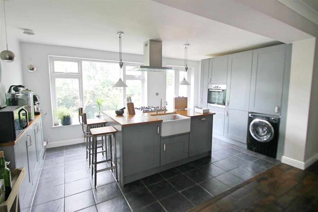 Property photo 3 of 10 Kitchen: