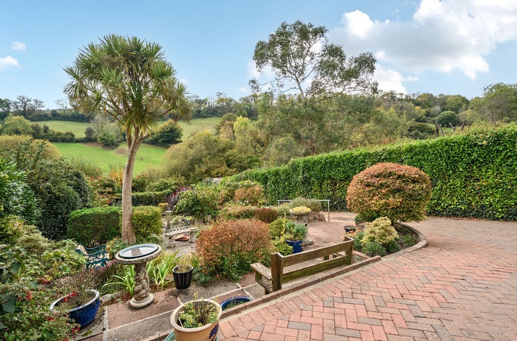 Property photo 3 of 19 Front Gardens