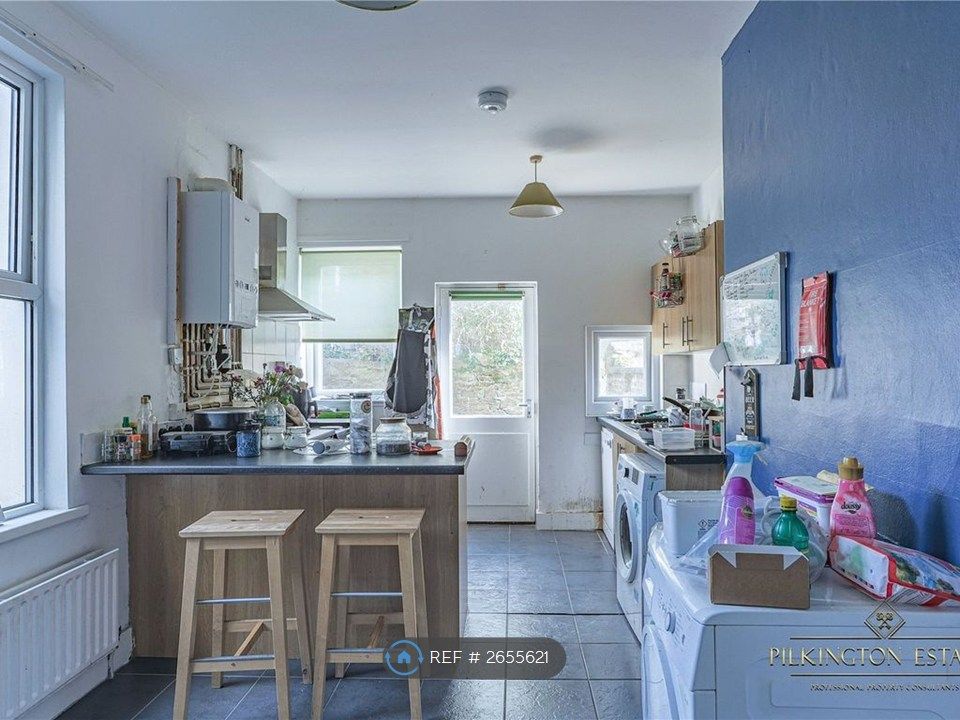 Property photo 3 of 8 Kitchen