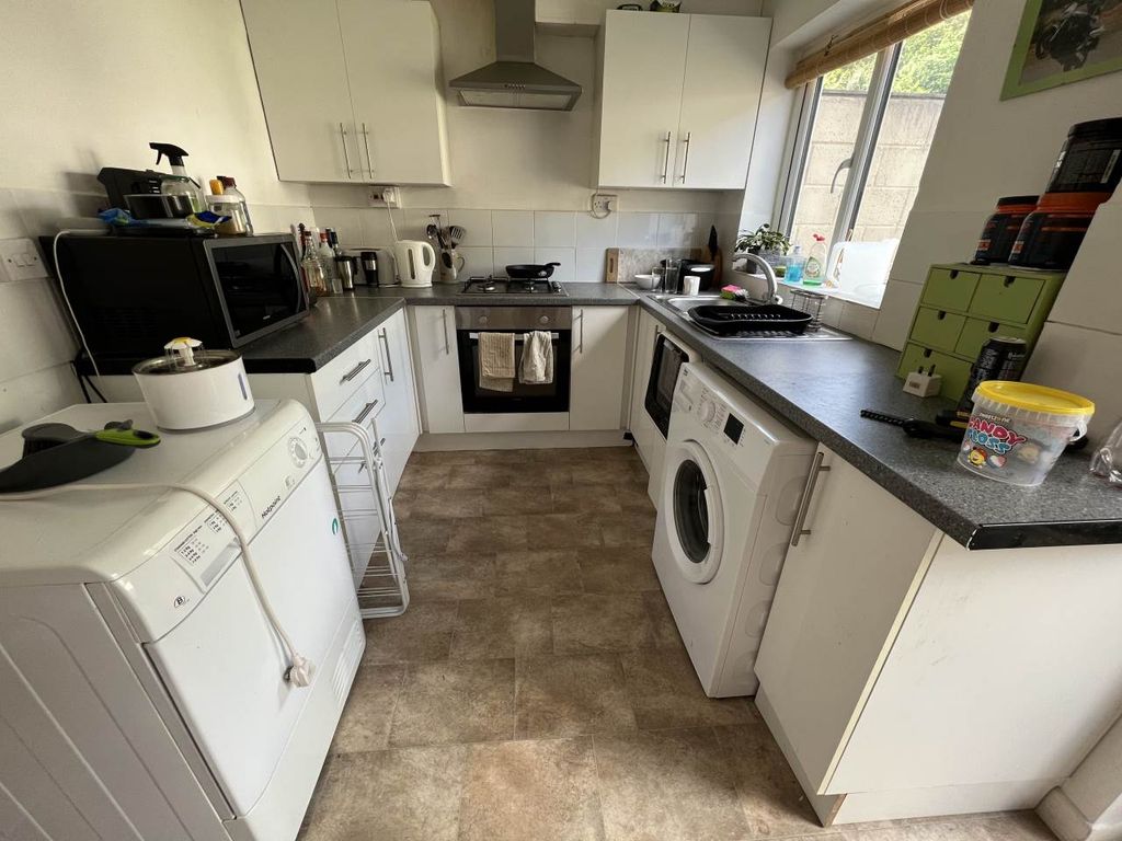 Property photo 2 of 11 Kitchen