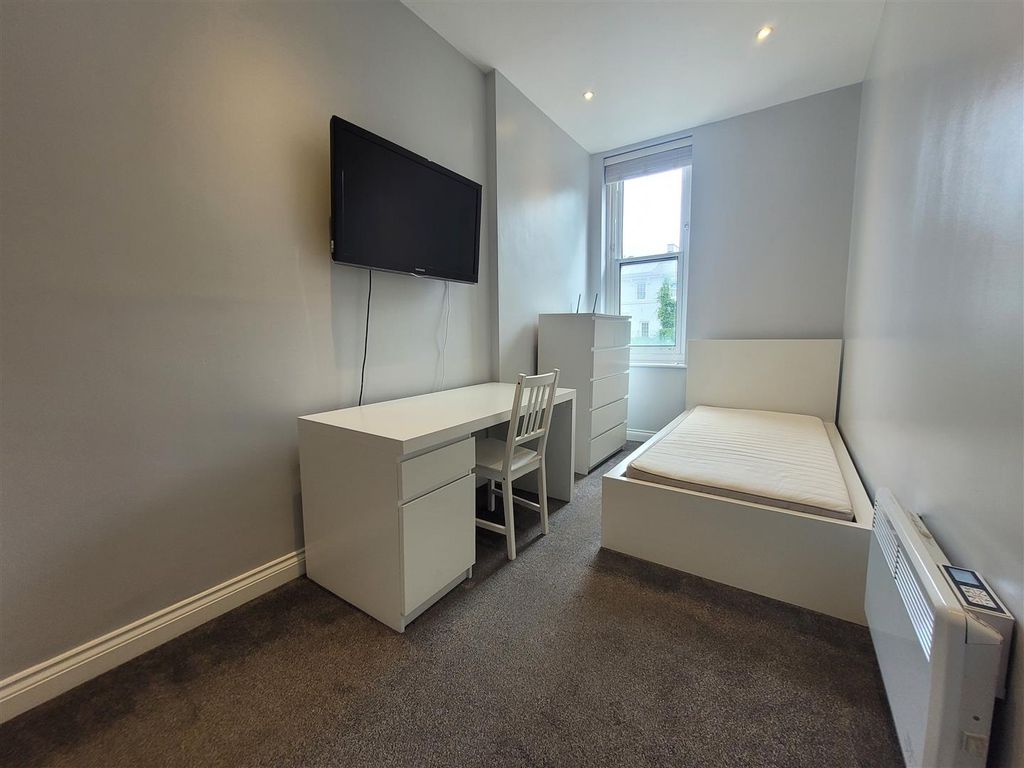 Property photo 2 of 10 Bedroom