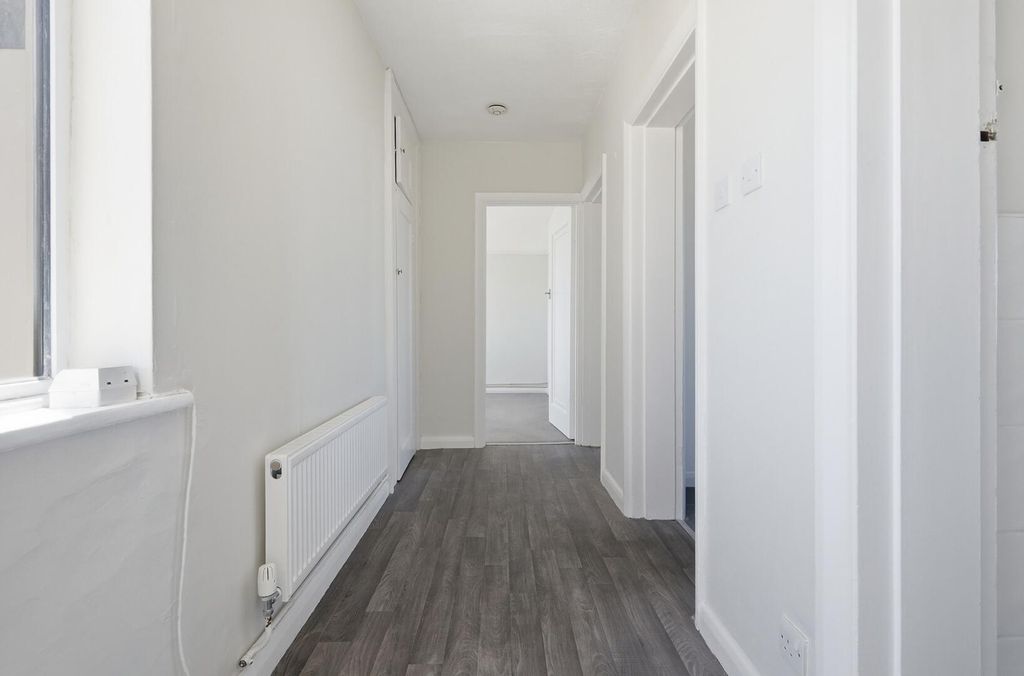 Property photo 2 of 11 Hallway