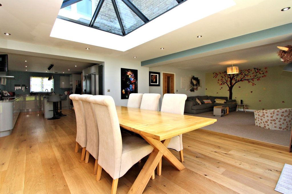 Property photo 2 of 32