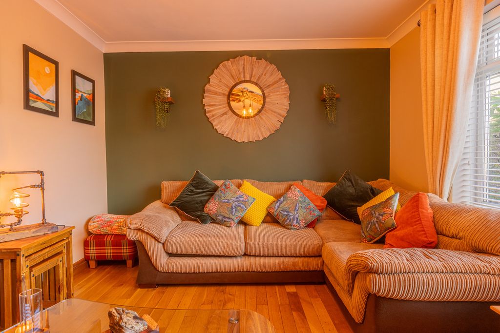 Property photo 2 of 32