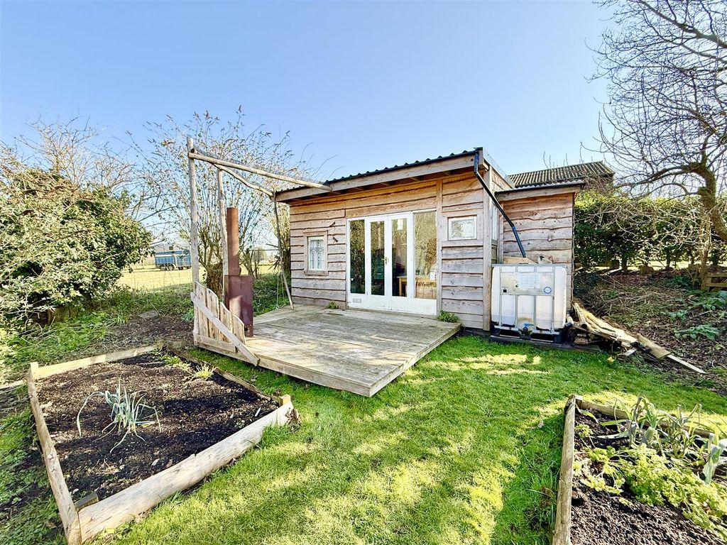 Property photo 2 of 16 Garden Building